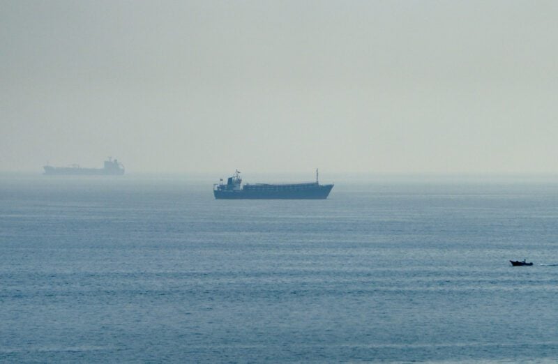 ホルムズ海峡でタンカーがリムペット機雷の攻撃を受け、海運への新たな脅威が浮上