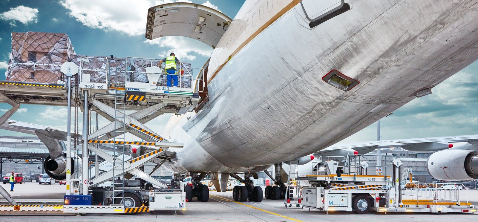 Airfreight rates edge up in September